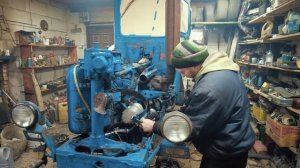 Обслуживаем советский трактор Т-40АМ, замена масла с редукторах и покраска двигателя!!!