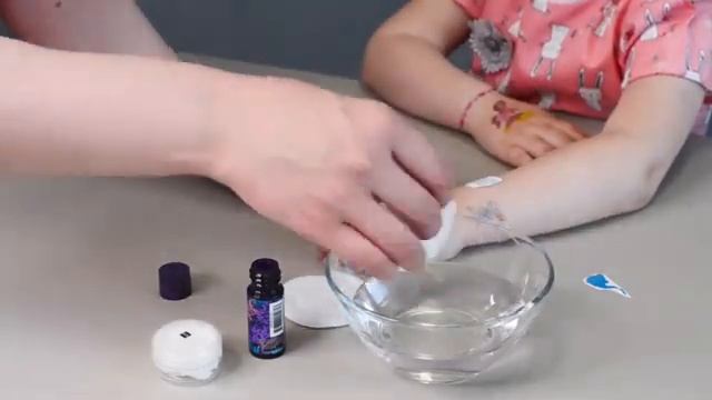 Клеим переводные татуировки для девочек Disney смотреть онлайн