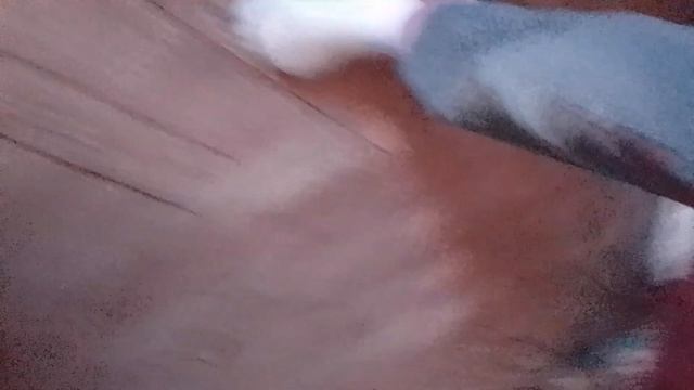 бая играется кортошкой