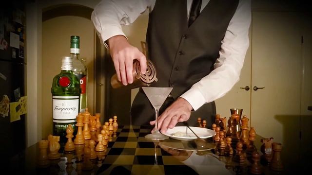 The Gibson Cocktail from The Queens Gambit #cocktails #howto #queensgambit #gibson смотреть онлайн