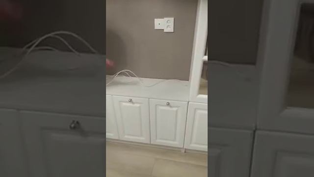 Оригинальная гостиная в классическом стиле с зеркалами на фасадах. смотреть онлайн