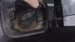 Как снять лючок бензобака, на Шкоде Актавии wag grop