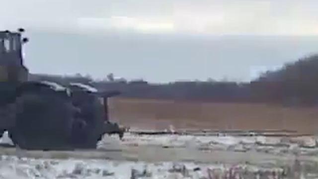 Серия Умом Россию не понять Пять тракторов К700 тащат стог сена по земле смотреть онлайн