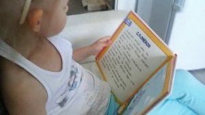 Ребенок 5 лет читает книгу ВИДЕО Учимся читать