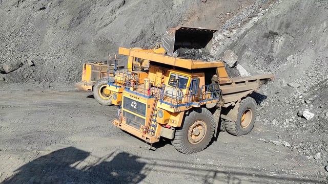 Belaz 75131 and Loader Caterpillar 992 mining vehicles - Huge Machines смотреть онлайн