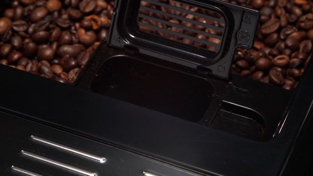 How to Clean the Pre-Ground Coffee Funnel of Your De'Longhi Autentica ETAM 29.620 Coffee Machine смотреть онлайн