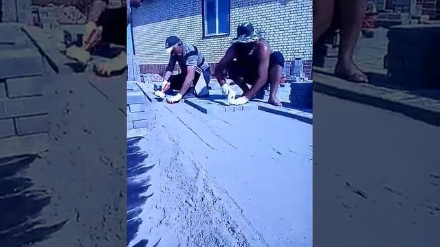 Процесс укладки тротуарной плиткой, прессованной брусчаткой парковка из тротуарной плиткой смотреть онлайн