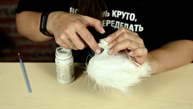 DIY ELEGANT FEATHERED CHRISTMAS ORNAMENTS/ Angel wings, a swan and a peacock tree topper! смотреть онлайн