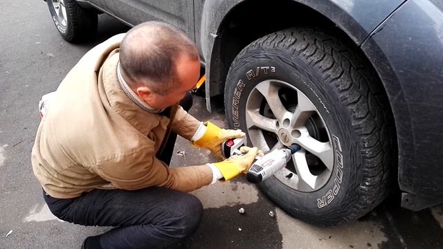 «Полный Пит-Стоп» или самостоятельная смена колёс на дисках с гайковёртом ЗУБР ЗГУА-18-Ли К смотреть онлайн