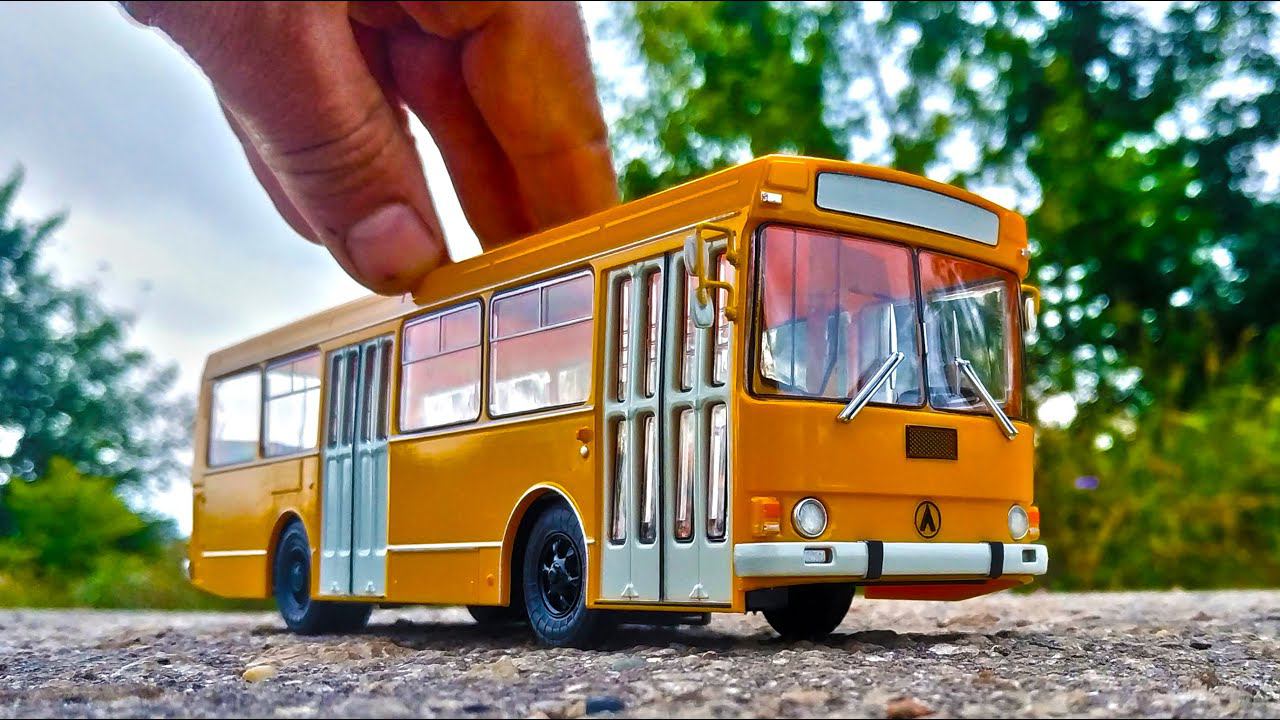 Модель автобуса ЛАЗ 4202 и подарок! Наши Автобусы Модимио №12 распаковка и обзор. Про машинки. смотреть онлайн