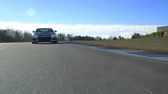 ¡HAY TIRO! Mustang Shelby VS Camaro ZL1 смотреть онлайн
