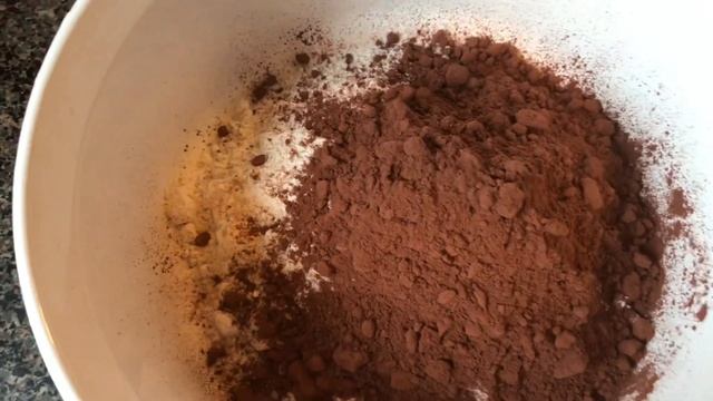 ШОКОЛАДНЫЙ БИСКВИТ С ТВОРОЖНЫМИ ШАРИКАМИ ?