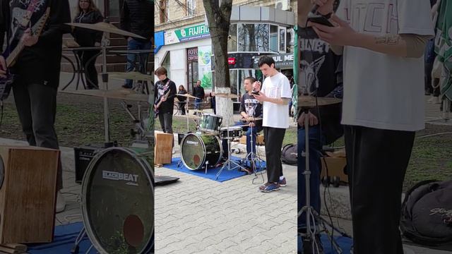 Уличные музыканты в центре Бельц смотреть онлайн