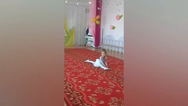 Тугаринова Анастасия (5 лет)- гимнастический танец "Голубь мира" смотреть онлайн
