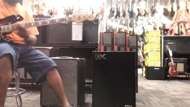 Fender Rumble 210 combo vs GK MB212 combo "FLAT" settings (revisit) смотреть онлайн