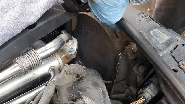 Inlocuire ventilator AC / AC condenser fan replace passat b5.5/A4 b5... смотреть онлайн