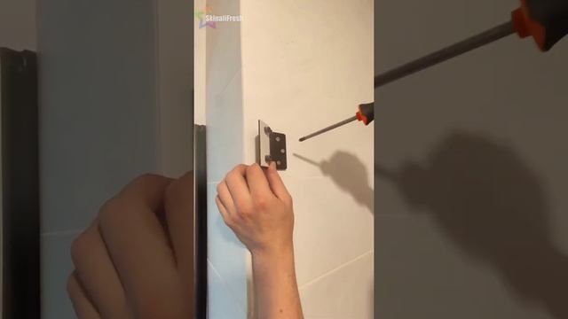 монтаж распашной душевой перегородки ,изготовленной на заказ. смотреть онлайн