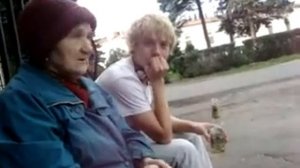 Любительница потрогать за яйца!