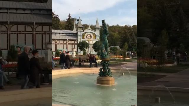 Обновлённая скульптура «Мальчик с рыбкой» в Пятигорске смотреть онлайн