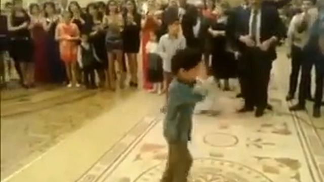 Azeri Kid Perfect Dance (Превосходный танец Азербайджанского Ребёнка) смотреть онлайн