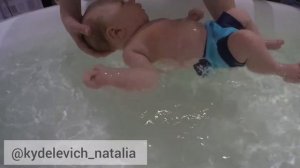 Обучение раннему плаванию грудничка в домашней ванне
