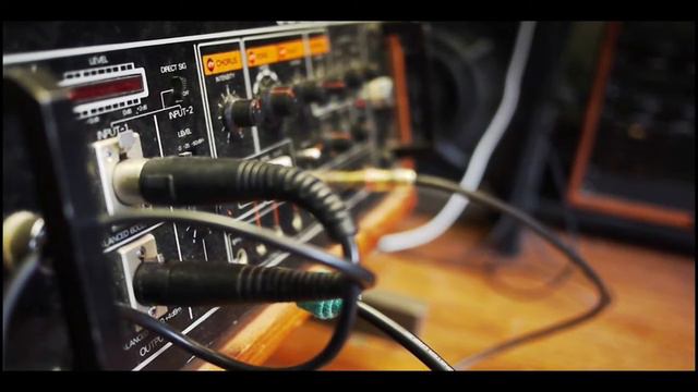 Roland SRE-555 analog tape delay demo смотреть онлайн