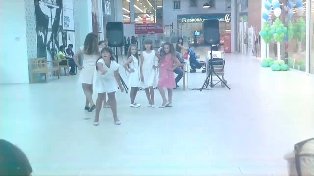 Дефиле юных моделей. Милена демонстрирует одежду от Mango Kids. Дeтская Школа моделей Celebrity смотреть онлайн