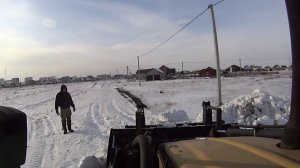 Обучение работе на Экскаваторе-погрузчике! Много вариантов уборки снега. Как выбраться из сугроба!