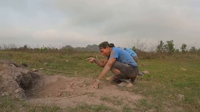 5 Brave Hunters Confront Giant Python that lays Golden Eggs to save the Girl - episode 2 смотреть онлайн