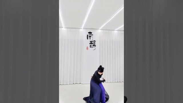 【南鹊古典舞社】-「等不到的等待」飒飒东风细雨来，芙蓉塘外有轻雷。金蟾啮锁烧香入，玉虎牵丝汲井回。原创编舞：惊鸿舞蹈【 смотреть онлайн