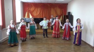 " У Федорки на задворках"./ Фольклорный ансамбль первоклассников. Преподаватель Хрусталева Н.Н.
