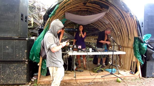 ill-esha live on the TC Helicon VoiceLive Touch 2 in Costa Rica смотреть онлайн