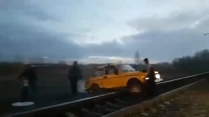 Нива застряла на рельсах.