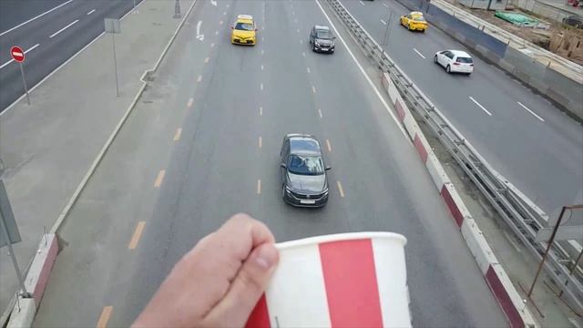 ловим ведром машины и превращаем их в игрушечные смотреть онлайн