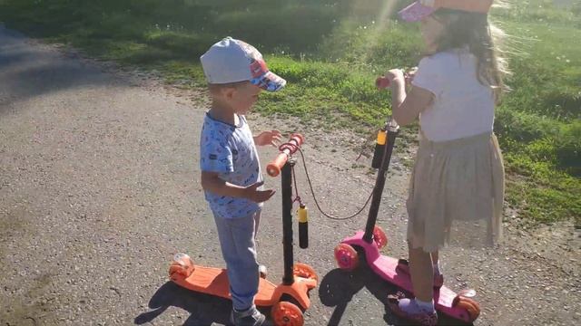 Челлендж Самокат на буксире девочки vs мальчиков ЭТО ЛЕТО Мой ВЫХОДНОЙ катаемся в парке Влог смотреть онлайн
