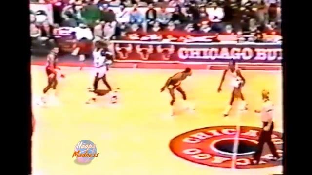 Announcers Says: ''The Ugliest Shoes in the League''' for Michael Jordan's ''Air Jordan 1''! смотреть онлайн