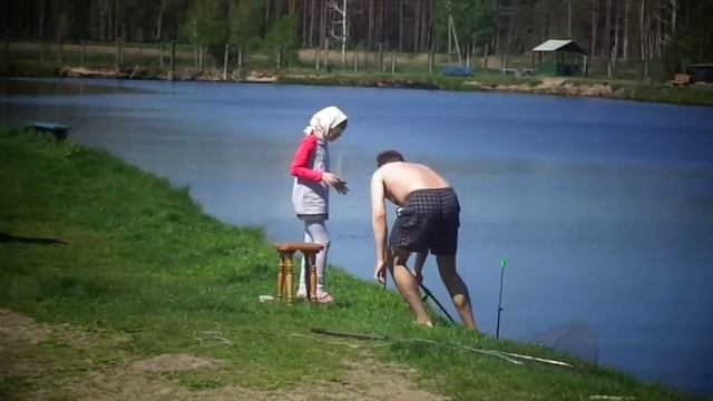 Пьяный взрослый мужчина учится ловать рыбу смотреть онлайн