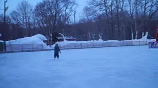 3,5 года. ребенок катается на коньках смотреть онлайн