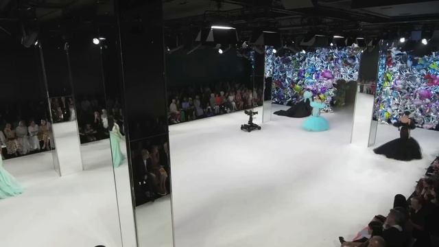Giambattista Valli Couture Мода в Париже Осень 2022 Зима 2023 / Одежда, сумки и аксессуары смотреть онлайн