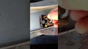 Рено Логан ..не закрывается крышка багажника ..ремонтируем ..