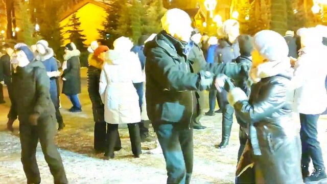 Настоящая подруга Танцы в парке Горького Харьков Январь 2022 смотреть онлайн