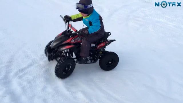 Дрифт на детском квадроцикле Х-15 Motax| Зимний Дрифт | Ребёнок дрифтует на квадроцикле смотреть онлайн