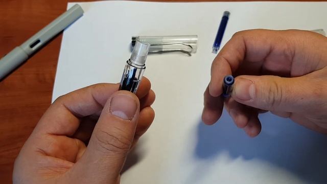 Установка чернильного картриджа в первую ручку