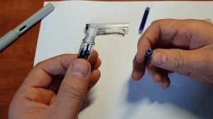 Установка чернильного картриджа в первую ручку