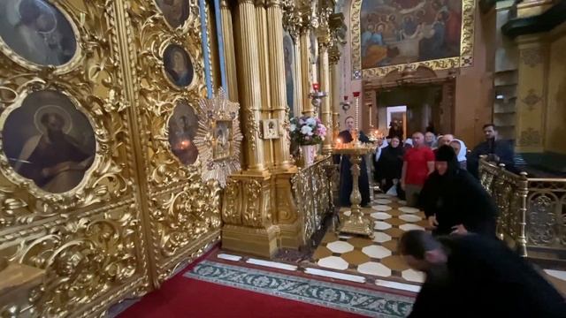 Митрополит Варсонофій вклонився Почаївській іконі Божої Матері смотреть онлайн