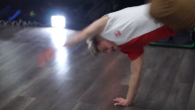 BBOY VOLTAREN & ASHTRAY BREAKING BREAKDANCE POWER MOVE JAM BBOY смотреть онлайн