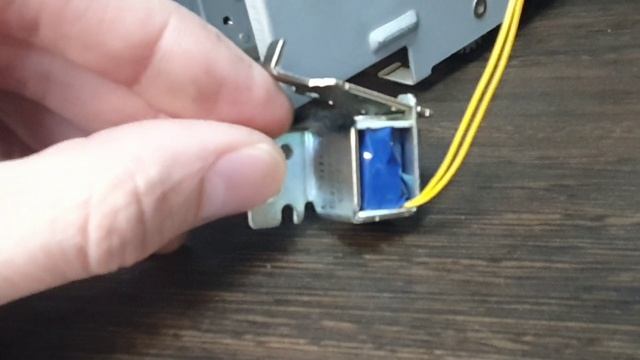 HP 1320 берет много листов. жует листы. The HP 1320 takes a lot of sheets. chews sheets. смотреть онлайн