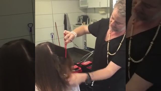 How to: Quick and Easy Long layered haircut tutorial - Layered haircut techniques смотреть онлайн