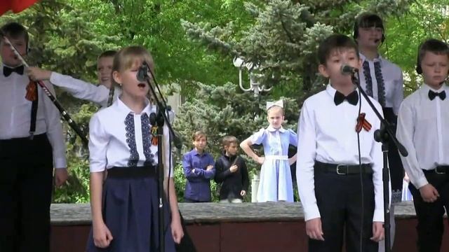 'Знамя Победы' НТП Непоседы, Луганск 9 мая.mp4 смотреть онлайн