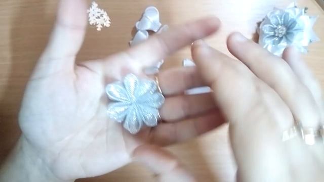 Новогодняя снежинка резинка из лент канзаши/ DIY Kanzashi Christmas Snowflake смотреть онлайн